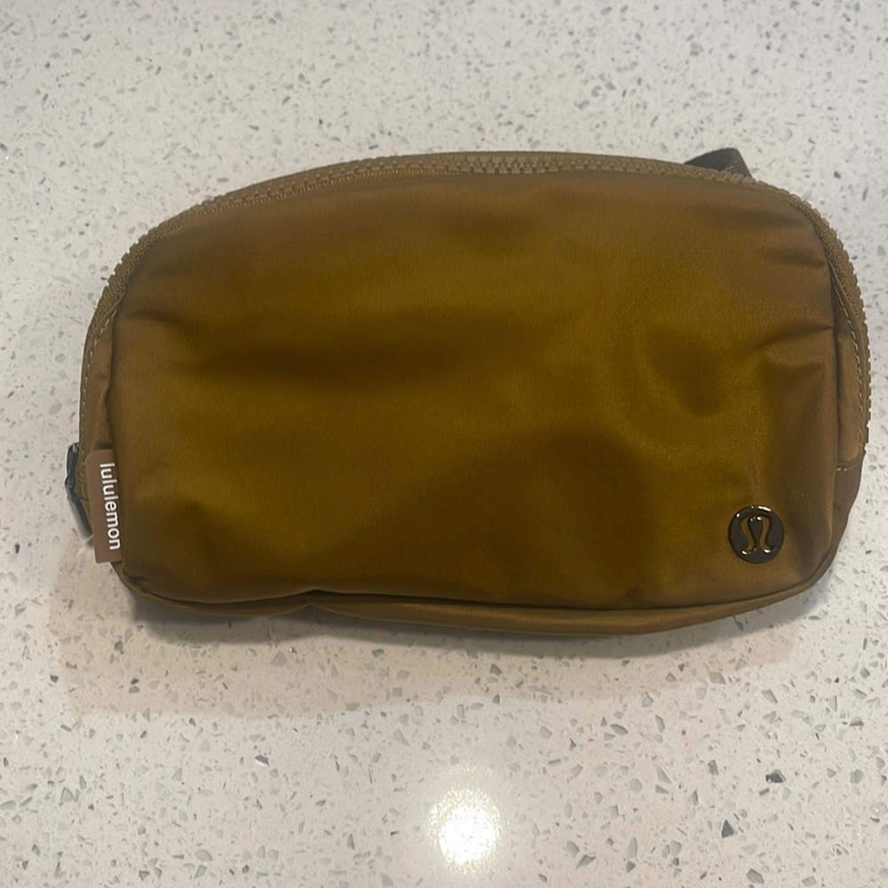 Lululemon Everywhere belt bag
